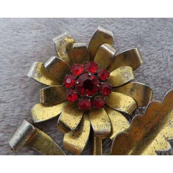 Vintage 1940s Art Deco Metal Lapel Pin Red Stones Retro Flower Floral - Picture 2 of 8